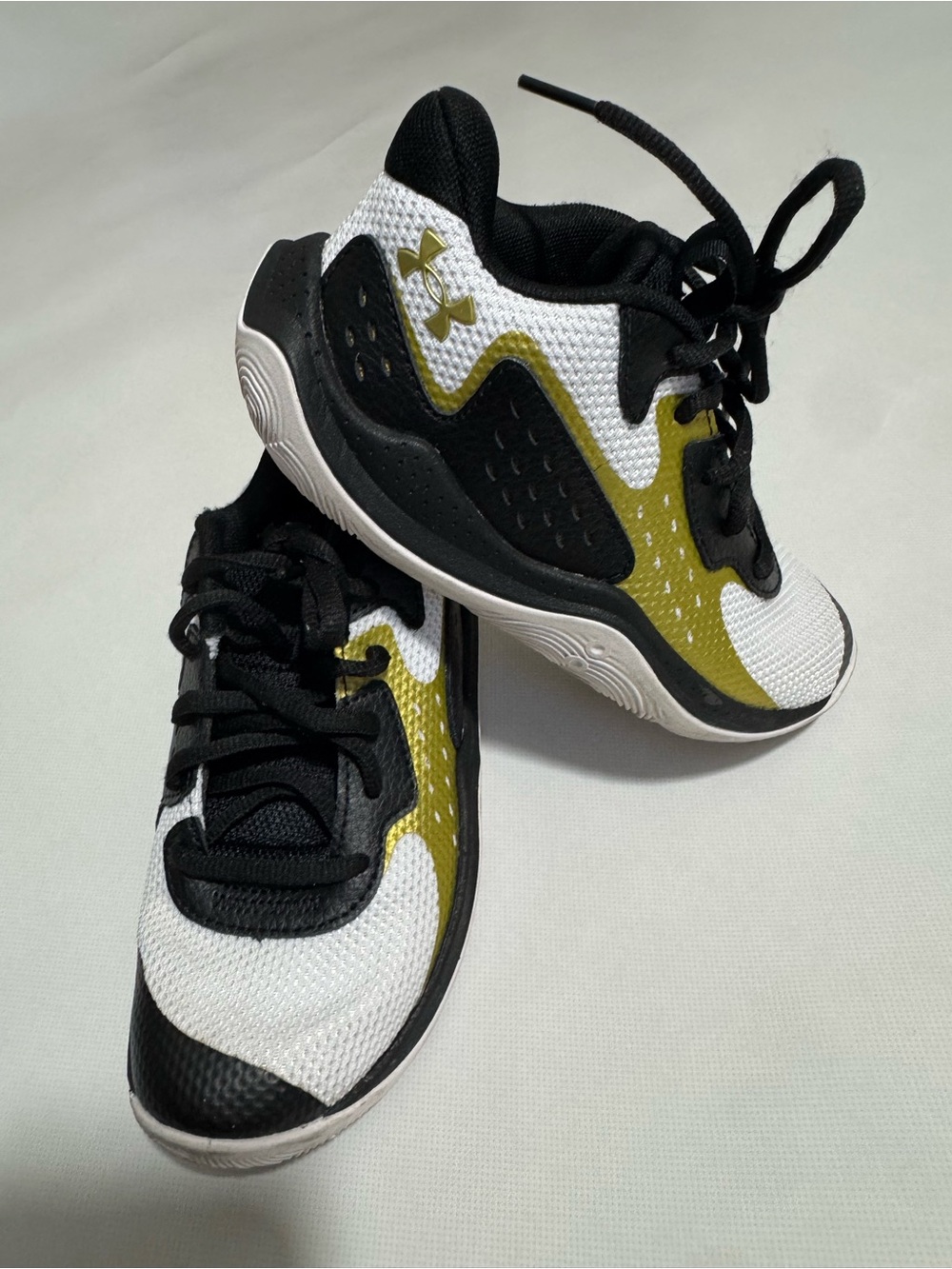 Under Armour Kids' Basketball Sneaker (White/Black/Gold)